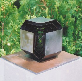 Martin Willing: Kubus, aus Flächen gekantet, 2001, Titanblech, gelasert, gekantet, vorgespannt, H 22 cm, B 21 cm, T 20 cm